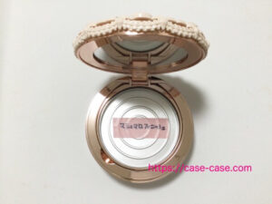 マシュマロフィニッシュパウダーをフラワーノーズに入れる